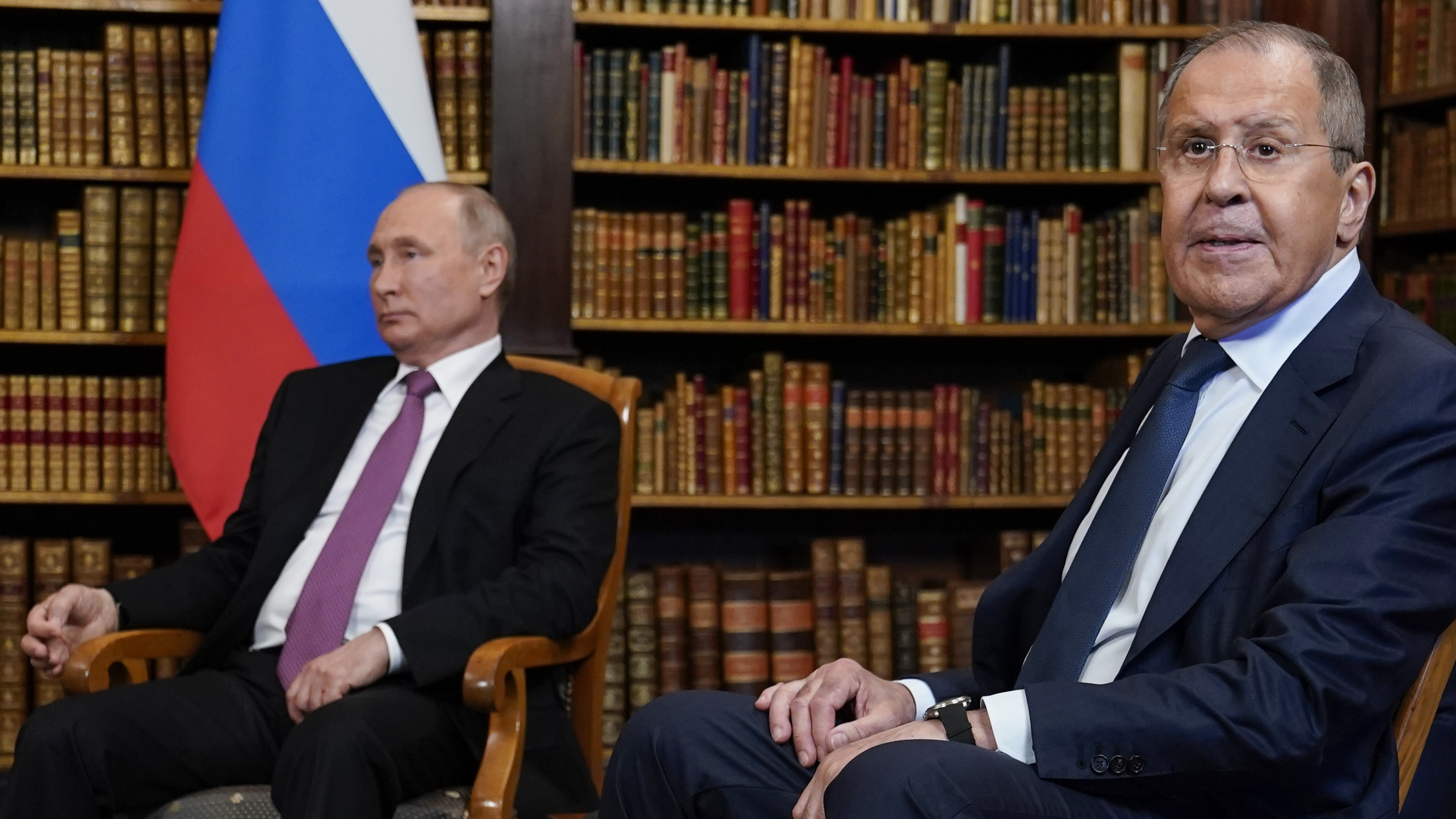 Rusya Devlet Başkanı Vladimir Putin (solda) ve Rusya Dışişleri Bakanı Sergey Lavrov, 16 Haziran 2021'de İsviçre'nin Cenevre kentinde bir dosya fotoğrafında poz veriyor.