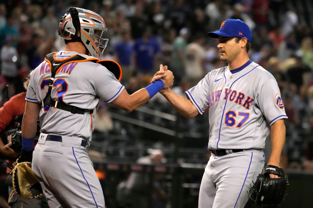 Mets Diamondbacks'i yendikten sonra Seth Lugo (67) ve James McCann'i (33) kucaklayın.