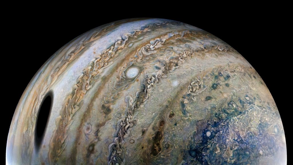 Ganymede, NASA’nın Juno uzay aracından alınan çarpıcı yeni bir görüntüde Jüpiter’in üzerine devasa bir gölge düşürüyor