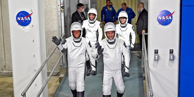 SpaceX Crew-4 astronotları, solda, Pilot Bob Hines, görev uzmanı Jessica Watkins, Komutan Kjell Lindgren ve İtalya'dan Avrupalı ​​astronot Samantha Cristoforetti, Operasyon Binasından ayrılırken el sallıyor ve Fırlatma Kompleksi'ne uçağa biniyor 39- 27 Nisan 2022 Çarşamba , Cape Canaveral, Florida'daki Kennedy Uzay Merkezi'nde. 