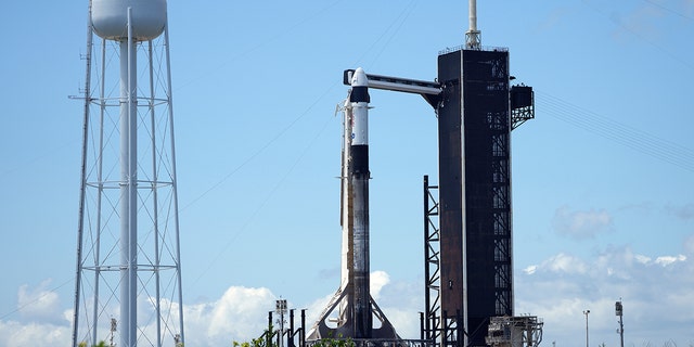 Bir SpaceX Falcon roketi, 26 Nisan 2022 Salı, Cape Canaveral, Florida'daki Kennedy Uzay Merkezi'ndeki Fırlatma Kompleksi 39A'da oturuyor. 