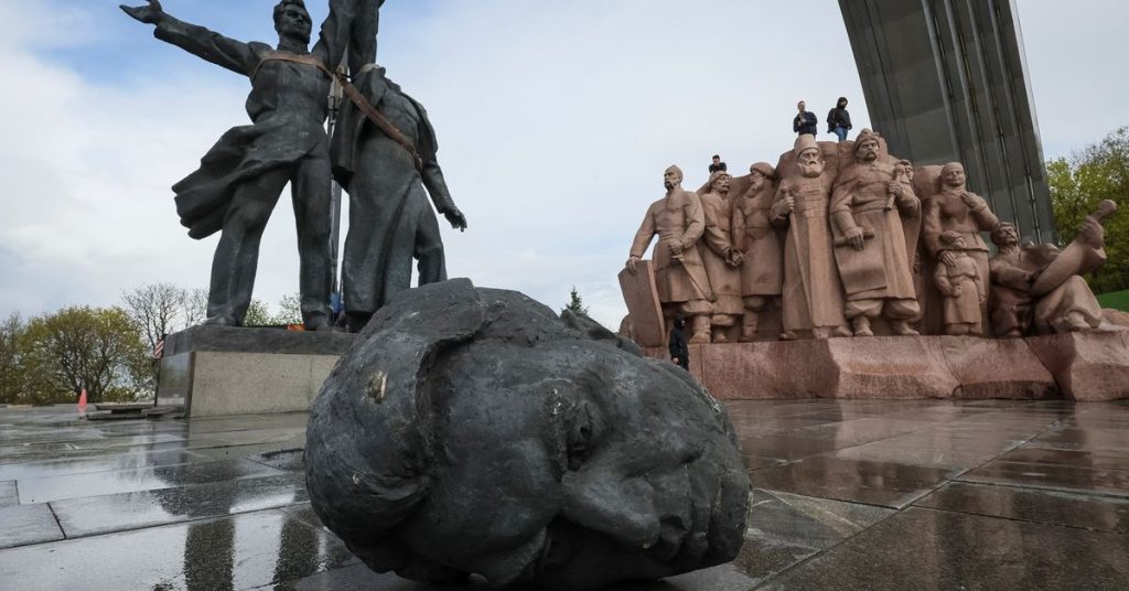 Kiev, Rus-Ukrayna dostluğunu simgeleyen Sovyet döneminden kalma bir anıtı yıktı