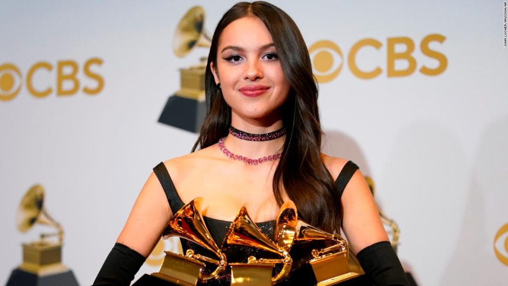 Olivia Rodrigo yanlışlıkla Grammy ödülünü kırdı