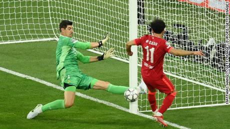 Thibaut Courtois, Real Madrid adına harika bir gol attı. 