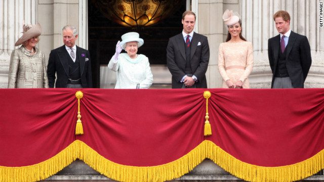 İngiliz kraliyet ailesi, 2012'deki Diamond Jubilee kutlamaları sırasında Buckingham Sarayı'ndan kalabalığa el sallıyor.