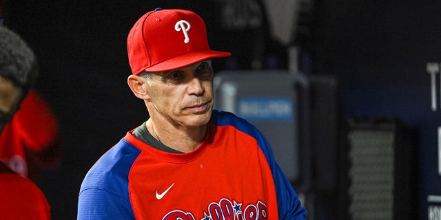 Philadelphia Phillies menajeri Joe Girardi, 26 Mayıs 2022'de Atlanta'daki Troist Park'ta Philadelphia Phillies ve Atlanta Braves arasında oynanan bir maçta. 