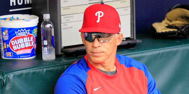 Menajer Joe Girardi, 23 Mayıs 2022'de Atlanta'daki Troist Park'ta Atlanta Braves ve Philadelphia Phillies arasında oynanan maçtan önce.  