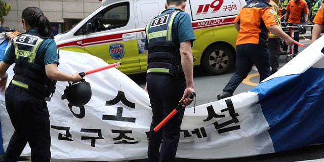 Güney Koreli polis memurları ve itfaiyeciler, 9 Haziran 2022 Perşembe günü Güney Kore'nin Daegu kentinde çıkan yangını yerinde inceliyor. Perşembe günü Güney Kore'nin Daegu kentindeki bir ofis binasına yayılan yangında çok sayıda kişi öldü ve düzinelerce kişi yaralandı.  Şehir, yerel itfaiye yetkilileri ve polis dedi.  (Associated Press aracılığıyla Park Si Jin/Yonhap)