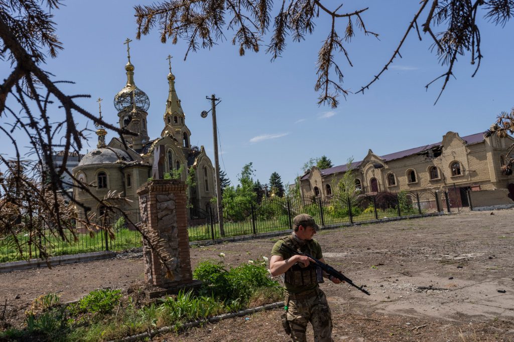 Ukraynalı bir asker, Ukrayna'nın doğusundaki Donetsk bölgesinde cephe hattına yakın bir köyde devriye geziyor.