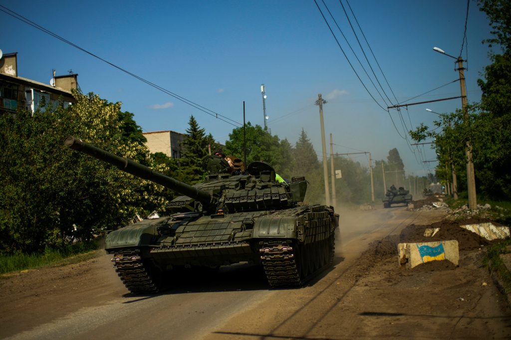 Ukrayna tankları doğu Ukrayna'nın Donetsk bölgesinde hareket ediyor.