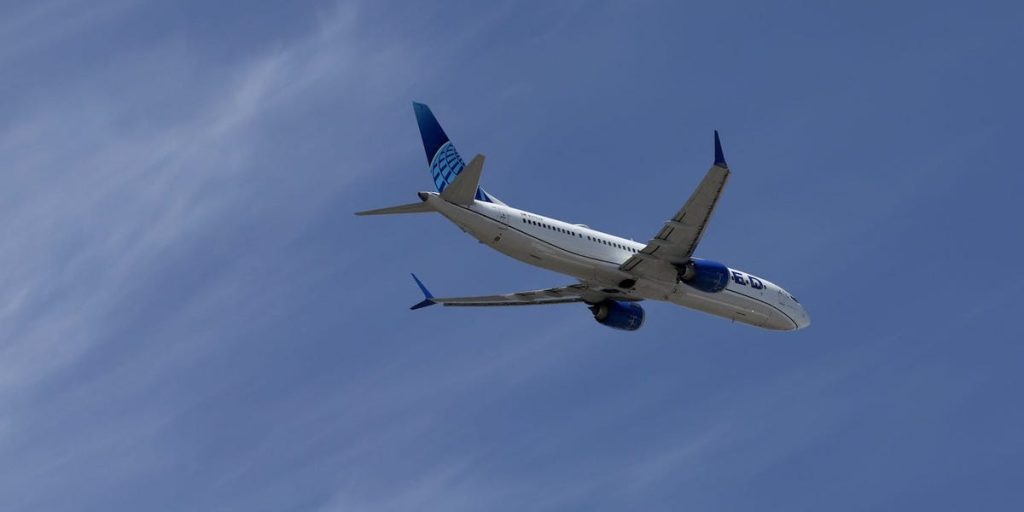 United Flier 13 saatlik gecikmeden sonra kıyafet almak zorunda kaldı, bagajı kayboldu