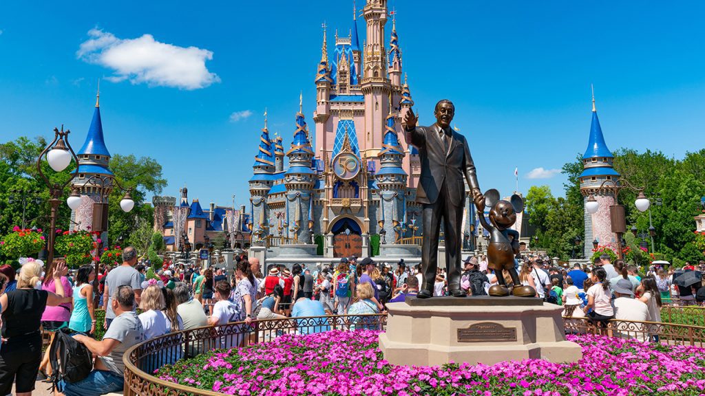 İki aile Magic Kingdom’ın büyük bir savaşında savaşırken Disney dünyası kaosa sürüklenir.