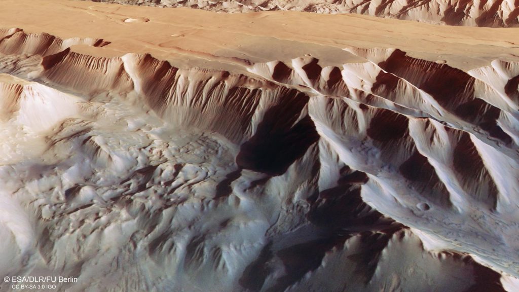 Mars Express, devasa Mars vadisinin çarpıcı görüntülerini yakalar