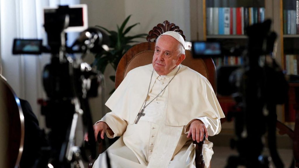 Papa Francis Kanada’yı ziyaret ederek yatılı Katolik okullarında yerli halkın tacizinden dolayı özür diledi.