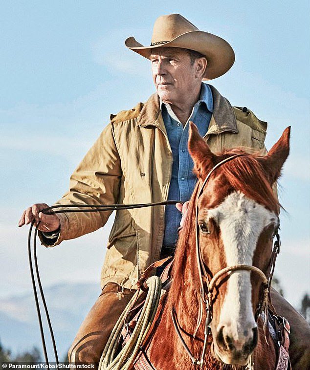 En Yüksek Ödeme: Kevin Costner, popüler dizisi Yellowstone'un beşinci sezonu için bölüm başına 1,3 milyon dolar kazandı, Variety Çarşamba günü bildirdi ve onu TV kazananlar listesinin en üstüne koydu.