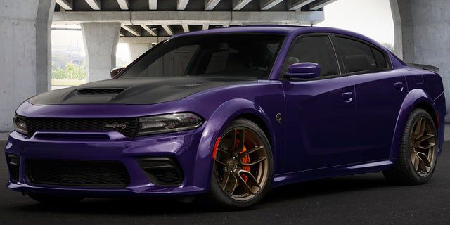 Dodge, 717 hp ve 807 hp Hellcat motorlarıyla özelleştirilebilir jailbreak modelleri sunuyor.