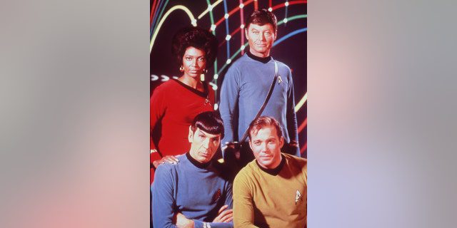 Sol üstten saat yönünde: TV dizisinde Nichelle Nichols, DeForest Kelley, William Shatner ve Leonard Nimoy "Yıldız Savaşları" 1969 dolaylarında.