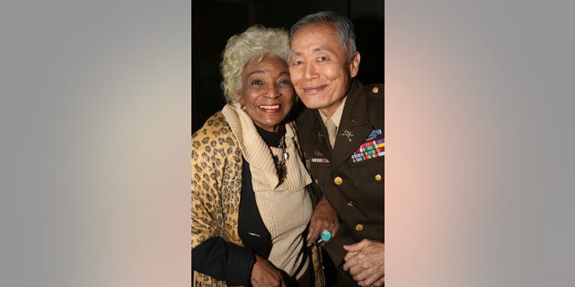 Nichelle Nichols ve "Yıldız Savaşları" Star George Takei (2015'te resmedildi) birlikte fütüristik dizinin düzinelerce bölümüne katıldı.