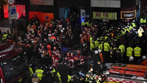 Kurtarma görevlileri ve polis, baskının ardından Itaewon'da toplandı.