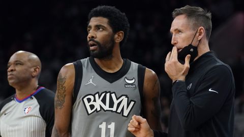 Irving, 21 Ocak 2022 Cuma günü San Antonio Spurs'e karşı oynanan maçta eski teknik direktör Steve Nash ile konuşuyor.