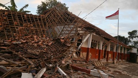 Depremin ardından çöken Cianjur Okulu binası.