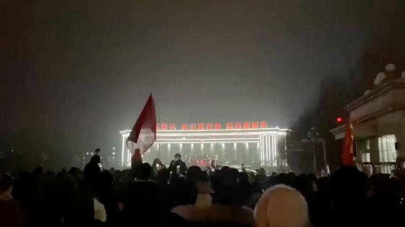 Xi Jinping’in sıfır Kovid politikasına benzeri görülmemiş bir meydan okumayla Çin genelinde protestolar patlak verdi.