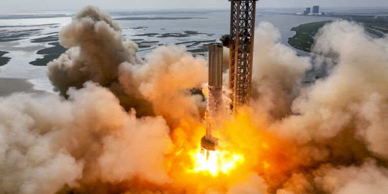 SpaceX 11, devasa bir yörünge testi roketi hazırlarken bir motor ateşledi