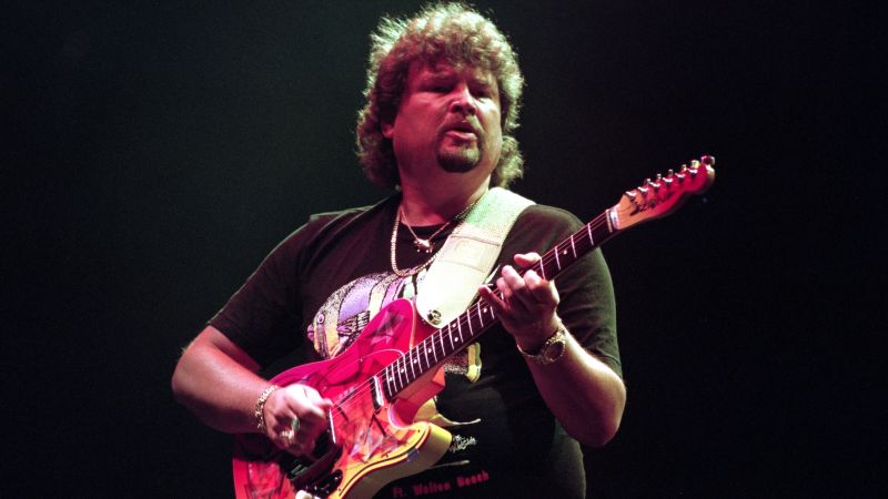 Alabama grubunun gitaristi ve kurucularından Jeff Cook, 73 yaşında hayatını kaybetti.