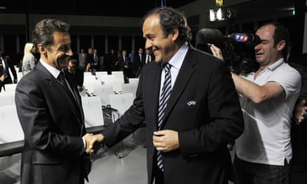 Michel Platini, 2010 yılında Nicolas Sarkozy (solda) ile el sıkışırken.