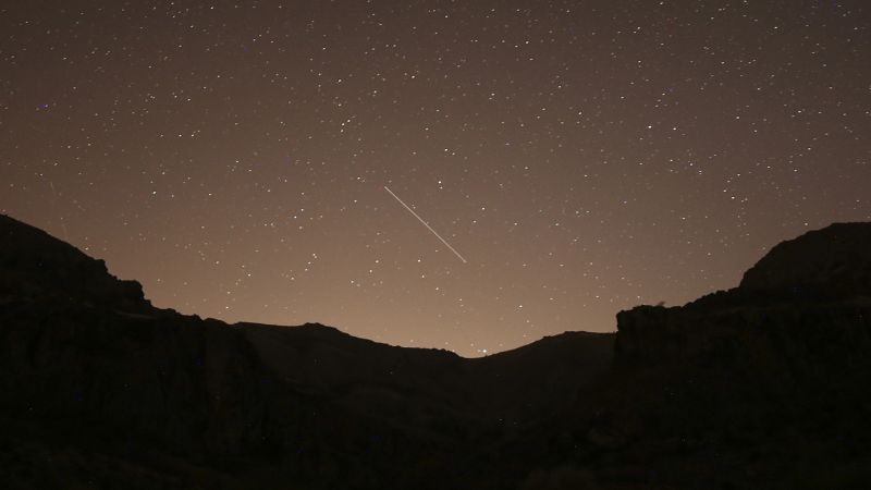 Leonid meteor: Hızlı, parlak meteorlar gece gökyüzünü aydınlatıyor