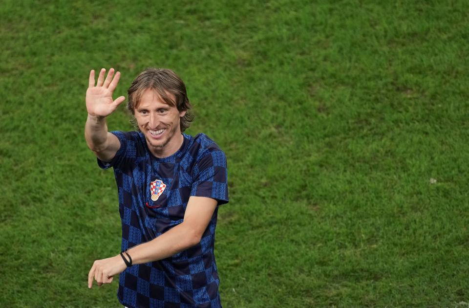 Hırvat Luka Modric, Katar'ın Al Wakrah kentindeki Al Janoub Stadı'nda 2022 FIFA Dünya Kupası'nda Japonya ile Hırvatistan arasında oynanan son 16 maçın ardından takımının çeyrek finale yükselmesini kutluyor 5 Aralık 2022 (Fotoğraf: Meng Yongmin/Xinhua via Getty Görüntüler)