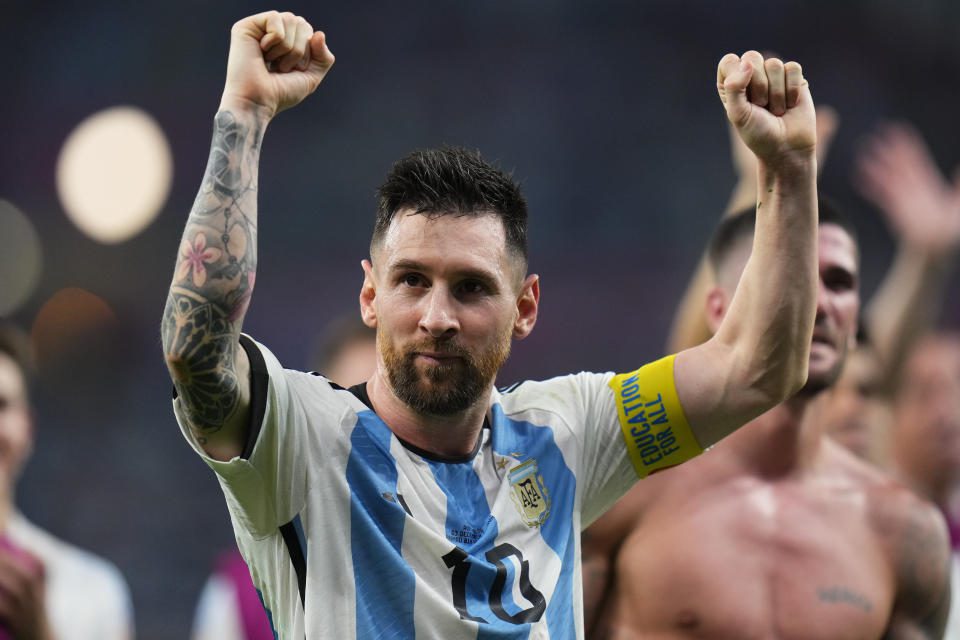 Lionel Messi Celebra La Victoria, 3 Aralık 2022 Del Mundial turnuvasının ilk bölümünde Rai & # xe1;  Çap.  (AP Fotoğrafı/Peter David Josek)